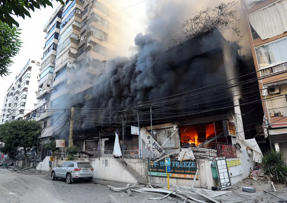 Дим здіймається з магазинів після ізраїльських ударів по південних передмістях Бейрута на тлі бойових дій між «Хезболлою» та ізраїльськими військами, Ліван, 6 жовтня 2024 року